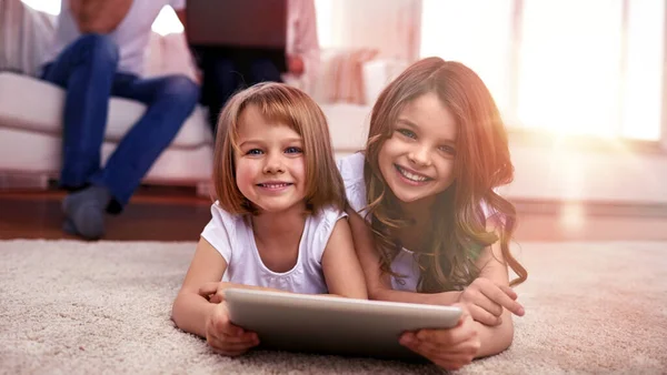 Meninas felizes com computador tablet pc em casa — Fotografia de Stock