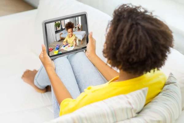 Mother has video call with daughter on tablet pc — Stock Photo, Image