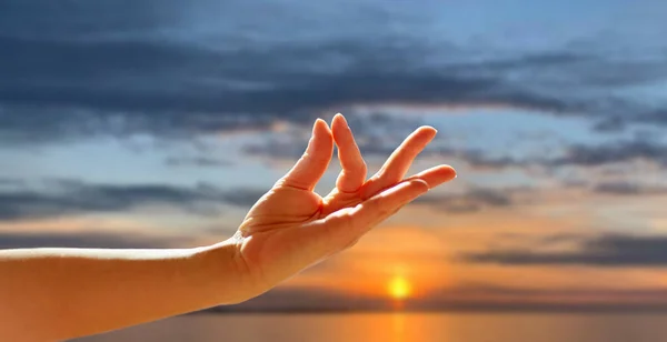 Рука медитирующей женщины-йога, показывающей гьянскую мудру — стоковое фото