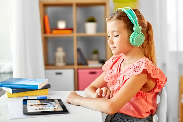 Chica con tableta pc tener clase en línea en casa — Foto de Stock