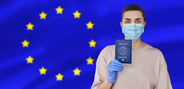 Mujer con máscara y guantes con pasaporte de inmunidad — Foto de Stock