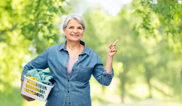 Sonriente mujer mayor con cesta de lavandería —  Fotos de Stock