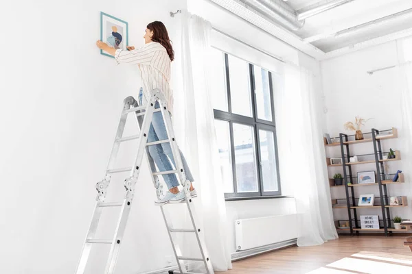 예술로 집 단장을 하고 있는 사다리 위의 여자 — 스톡 사진