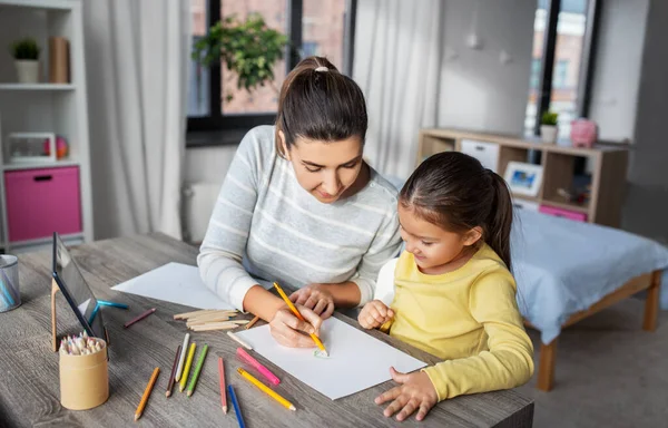 Matka s malou dcerou kreslit doma — Stock fotografie
