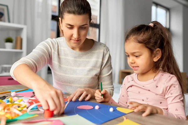 Daughter with mother making applique at home — Stock Photo, Image