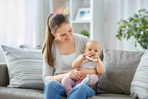 Anne ve küçük bebek evde diş çıkarma oyuncağıyla — Stok fotoğraf