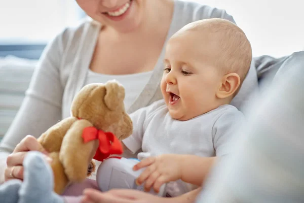 Primo piano di madre con bambino piccolo a casa — Foto Stock