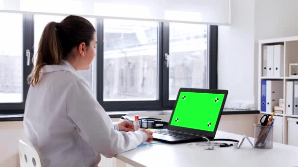 Médecin avec ordinateur portable ayant un appel vidéo à l'hôpital — Video