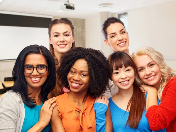 Grupo de mujeres estudiantes felices abrazándose en la universidad —  Fotos de Stock