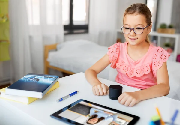 Dívka s inteligentní reproduktor učení online doma — Stock fotografie