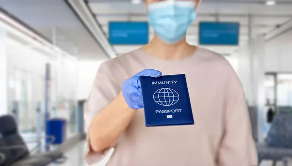 Zbliżenie kobiety posiadającej paszport immunitetowy — Zdjęcie stockowe