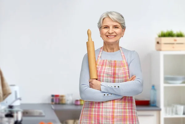 Mosolygós idős nő sodrófával a konyhában — Stock Fotó
