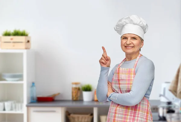 Idős nő vagy szakács ujjal mutogat a konyhában — Stock Fotó