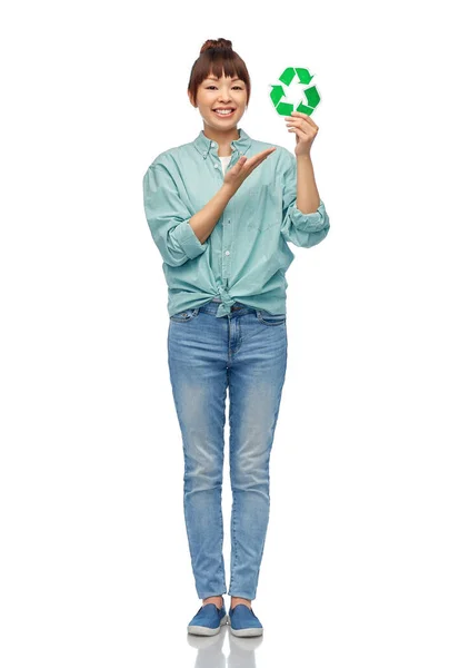 Sonriente asiático mujer holding verde reciclaje signo — Foto de Stock