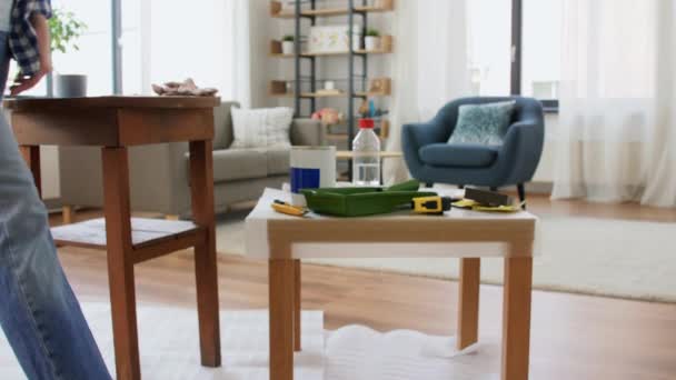 Vrouw nemen pauze tijdens het renoveren tafel thuis — Stockvideo