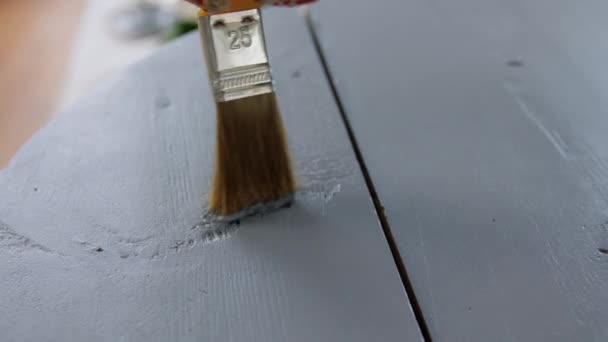 Руки покрасить старый деревянный стол серого цвета — стоковое видео