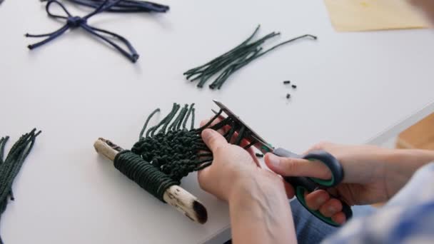 Mulher cortando fios macrame com tesoura — Vídeo de Stock