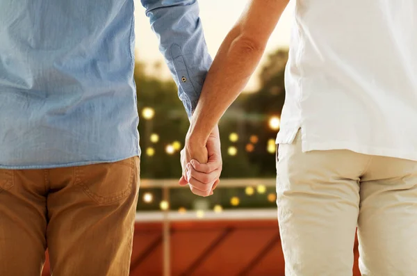 Närbild av glada manliga homosexuella par håller hand — Stockfoto