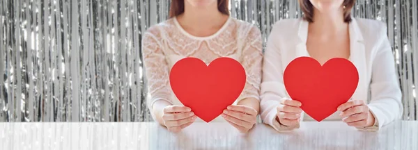 Primo piano di felice coppia lesbica con il cuore rosso — Foto Stock