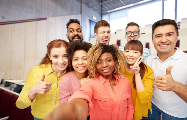 Estudiantes internacionales y profesores tomando selfie — Foto de Stock