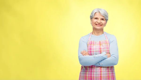 Ritratto di donna anziana sorridente in grembiule — Foto Stock