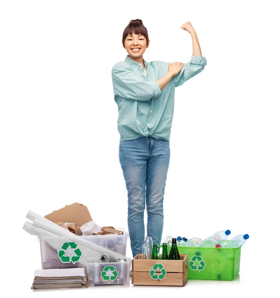 Mulher feliz triagem de papel, metal e resíduos de plástico — Fotografia de Stock