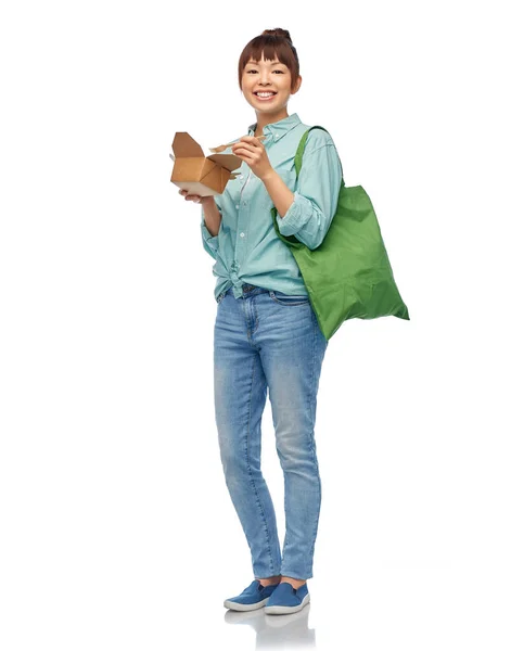Asiatisk kvinna med återanvändbar väska för mat och wok — Stockfoto