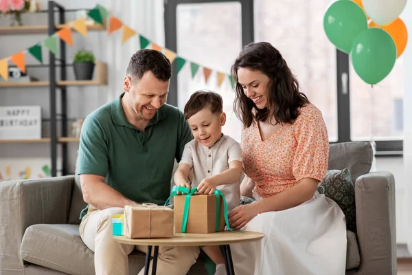 Gelukkige familie opening verjaardagscadeaus thuis — Stockfoto