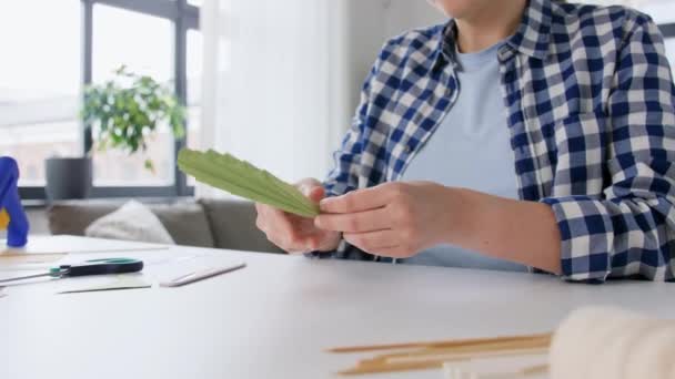 Mulher fazendo artesanato de papel em casa — Vídeo de Stock