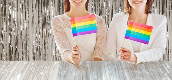 Gökkuşağı bayrağı taşıyan mutlu lezbiyen çifti kapatın. — Stok fotoğraf
