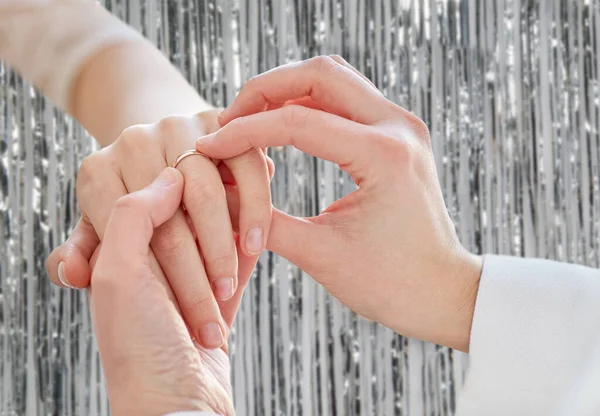 Close up de lésbicas casal mãos com anel de casamento — Fotografia de Stock