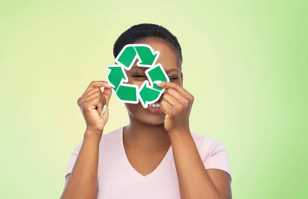 Uśmiechnięta Azjatka trzyma zielony znak recyklingu — Zdjęcie stockowe