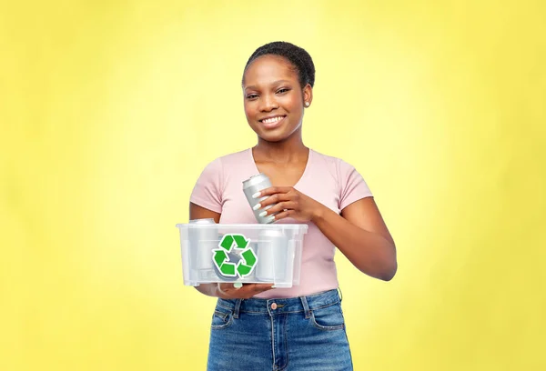 Африканская американка сортирует металлические отходы — стоковое фото