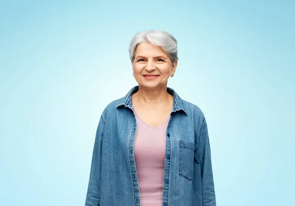 Portret van lachende senior vrouw in denim shirt — Stockfoto
