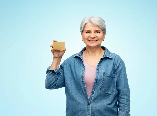 Портрет улыбающейся пожилой женщины с кредитной картой — стоковое фото