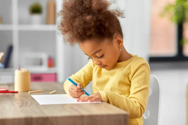 Petite fille avec feutre dessin image à la maison — Photo