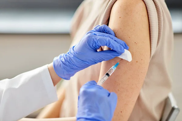Primer plano de la mano con la jeringa vacunando al paciente —  Fotos de Stock