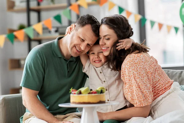 Boldog család születésnapi tortával ölelés otthon — Stock Fotó