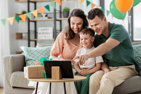 Gelukkig gezin met tablet pc thuis op verjaardag — Stockfoto