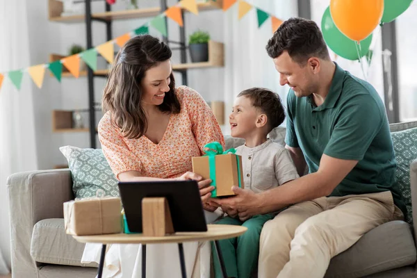 Lycklig familj ger present till lille son hemma — Stockfoto