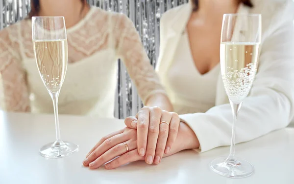 Primo piano di coppia lesbica con bicchieri di champagne — Foto Stock