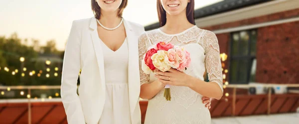 Close up of lesbian couple at wedding party — Stock Photo, Image