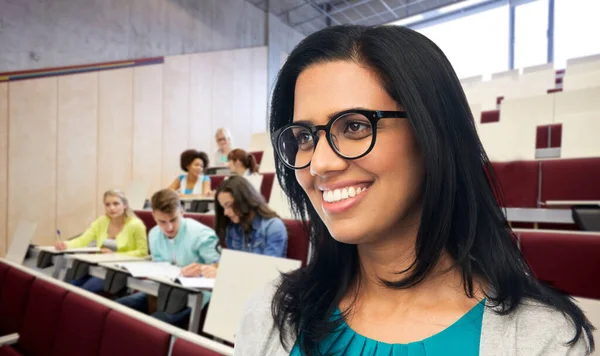 Feliz sorrindo jovem indiana mulher em óculos — Fotografia de Stock
