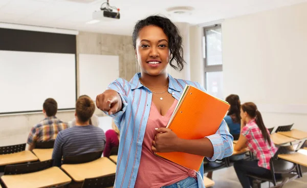 Afrikaans amerikaanse student vrouw met notebooks — Stockfoto