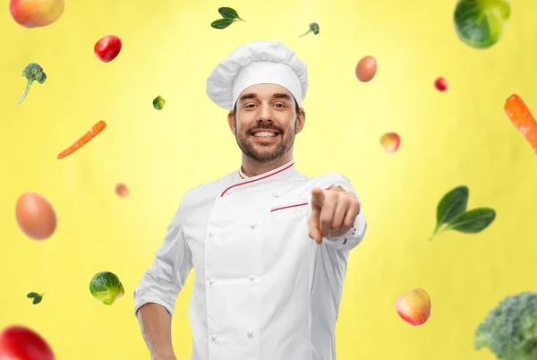 Feliz y sonriente chef masculino en toque señalándote —  Fotos de Stock