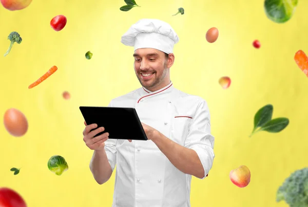 Feliz chef masculino sonriente con la computadora de la tableta PC —  Fotos de Stock