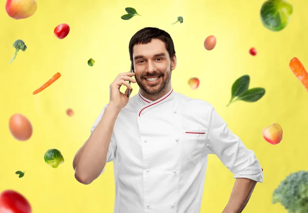 Glücklich lächelnder männlicher Koch telefoniert mit dem Smartphone — Stockfoto