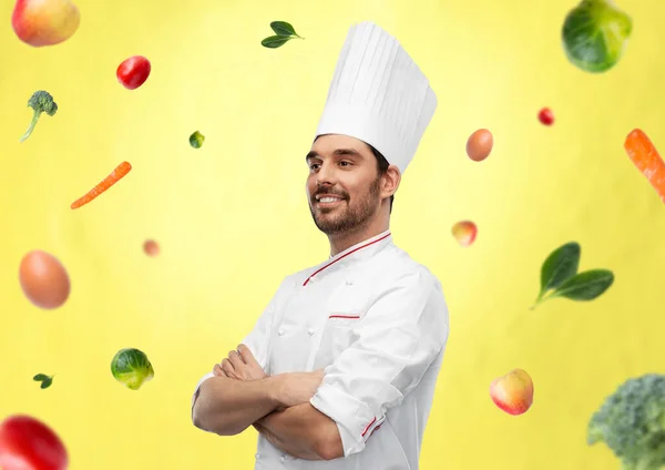 Szczęśliwy uśmiech mężczyzna szef kuchni w toque z skrzyżowanymi ramionami — Zdjęcie stockowe