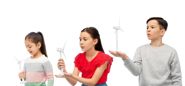 Uśmiechnięte dzieci z zabawkową turbiną wiatrową — Zdjęcie stockowe