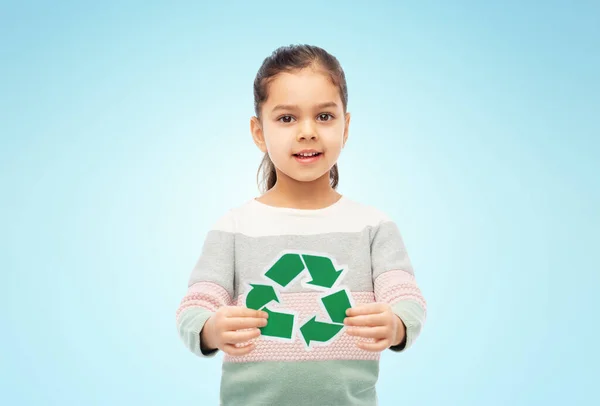 Smiling girl holding green recycling sign on blue — Stock Photo, Image
